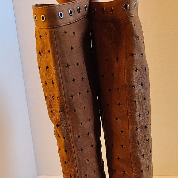 Guess Woman's High Heel Suede Boots, Size: 8.5 - Picture 8 of 16